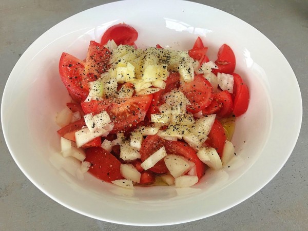 Tomaten-Zwiebel-Salat-Klassiker-lecker-grillen-Gongoll-Rezept